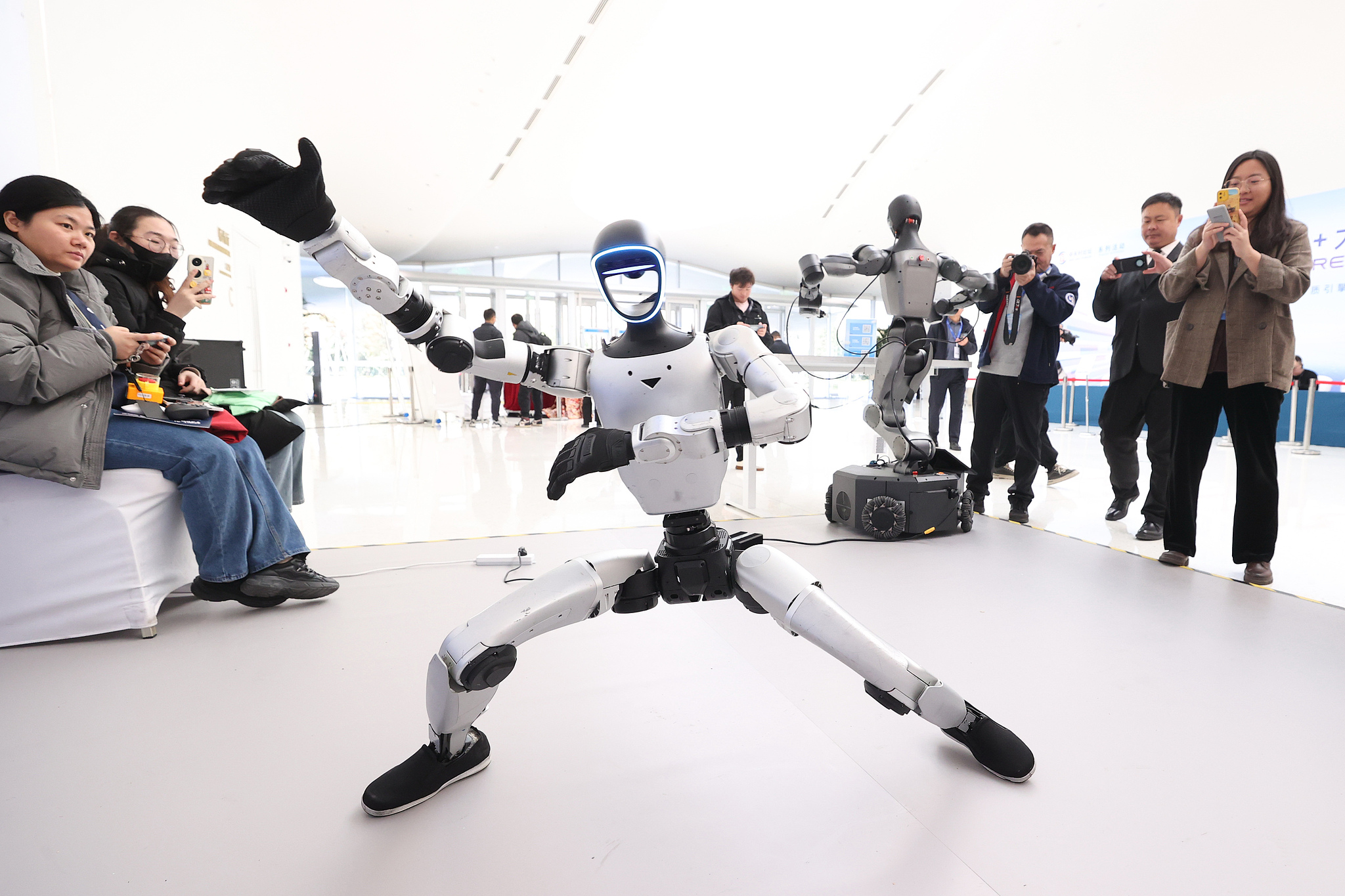 Les participants regardent un robot exécuter du kung-fu lors de la conférence mondiale sur l'intelligence artificielle + 2025 à Pékin, le 16 novembre 2025. /VCG