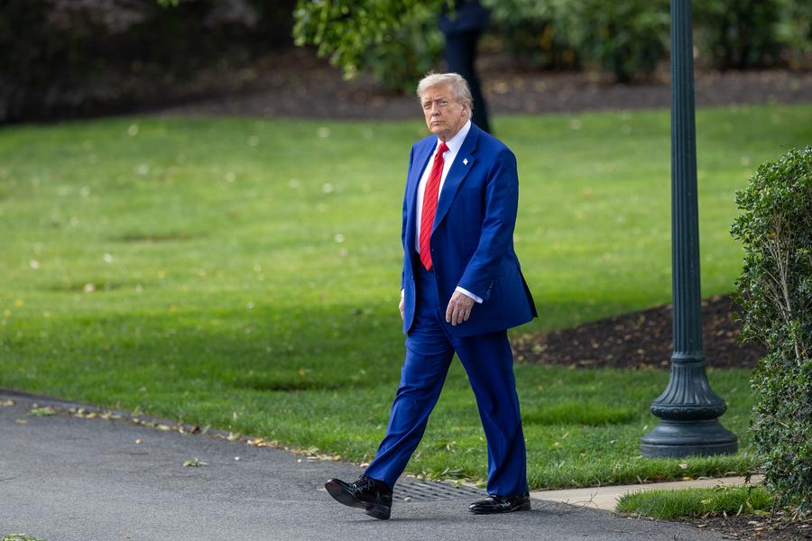 Le président américain Donald Trump se dirige vers la pelouse sud pour monter à bord du Marine One à la Maison Blanche à Washington, DC, aux États-Unis, le 20 juin 2025. /Xinhua