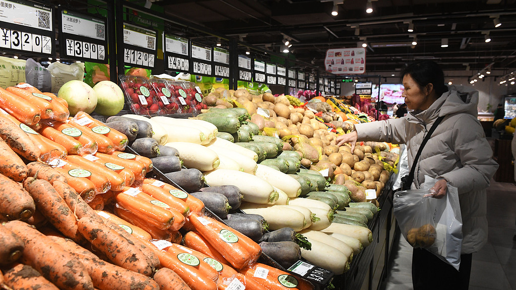 Des consommateurs achètent des légumes dans un supermarché de Shijiazhuang, province du Hebei, Chine, le 19 janvier 2026. /VCG