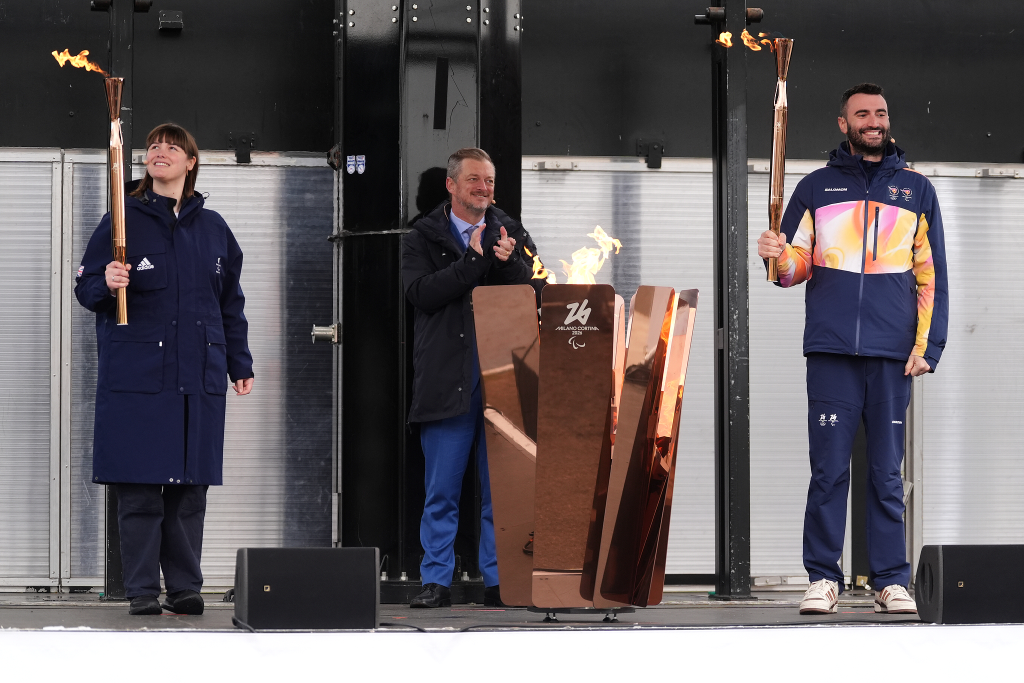 De gauche à droite : Millie Knight de Grande-Bretagne, le président de l'IPC (Comité international paralympique), Andrew Parsons, et Andrea Macri d'Italie participent à la cérémonie d'allumage des flammes pour les Jeux paralympiques d'hiver de Milan Cortina 2026 à Stoke Mandeville, en Angleterre, le 24 février 2026. /VCG