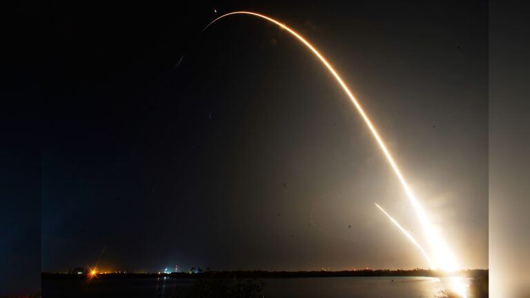 La fusée SpaceX lance un équipage de quatre personnes vers la station spatiale