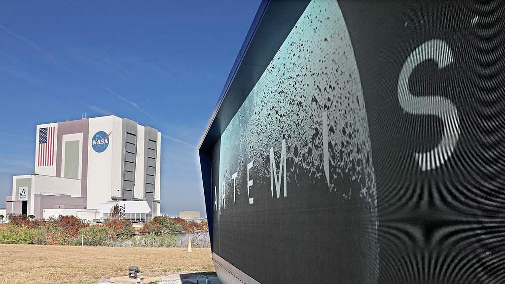 Le compte à rebours pour le lancement de la fusée Artemis II SLS de la NASA près de l'immense bâtiment d'assemblage de véhicules au Kennedy Space Center à Cap Canaveral, en Floride, le 20 février 2026. /VCG