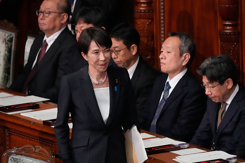 La Première ministre japonaise Sanae Takaichi se dirige vers son siège pour préparer son discours politique lors de la session spéciale de la Diète à Tokyo, le 20 février 2026. /CFP