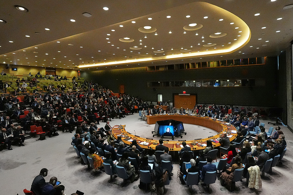 Les gens écoutent l'ambassadeur du Venezuela à l'ONU s'exprimer lors d'une réunion du Conseil de sécurité le 5 janvier 2026 au siège de l'ONU. /VCG