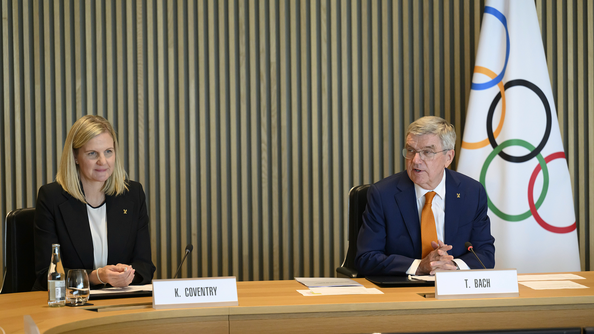 La présidente élue du CIO, Kirsty Coventry (à gauche), s'exprime à côté du président du CIO, Thomas Bach, lors de l'ouverture de la réunion de la commission exécutive du CIO à la Maison olympique de Lausanne, en Suisse, le 9 avril 2025. /VCG