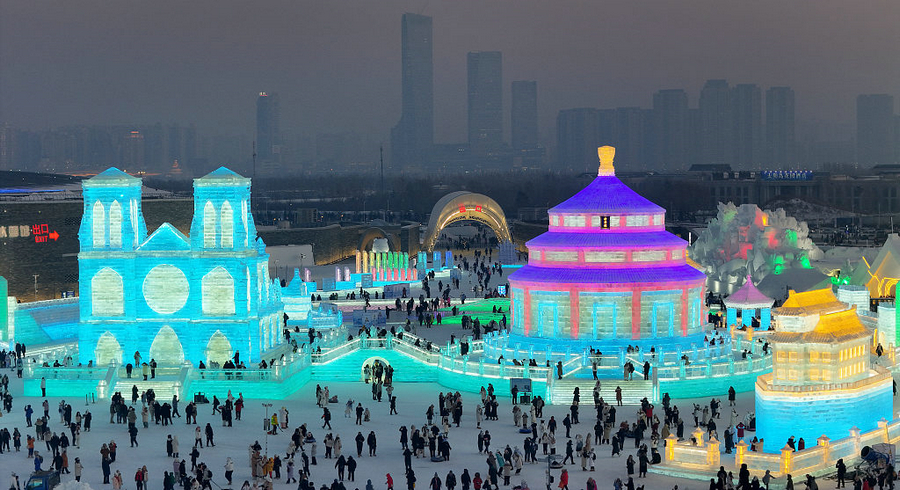 Sculptures de glace de la cathédrale Notre-Dame et du Temple du Ciel au monde de glace et de neige de Harbin, province du Heilongjiang, Chine, le 24 janvier 2024. /CGTN