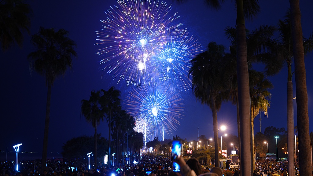 Le feu d'artifice de la Fête du Printemps de la région du détroit 2026 à Xiamen, dans la province du Fujian (sud-est de la Chine), le 17 février 2026. /VCG

