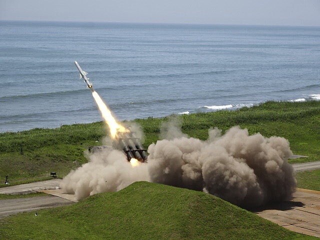 L'armée japonaise teste un missile sol-navire à courte portée de type 88 sur le champ de tir anti-aérien de Shizunai, sur l'île principale du nord du Japon, Hokkaido, lors de son premier test de missile sur le territoire japonais, le 24 juin 2025. /CFP