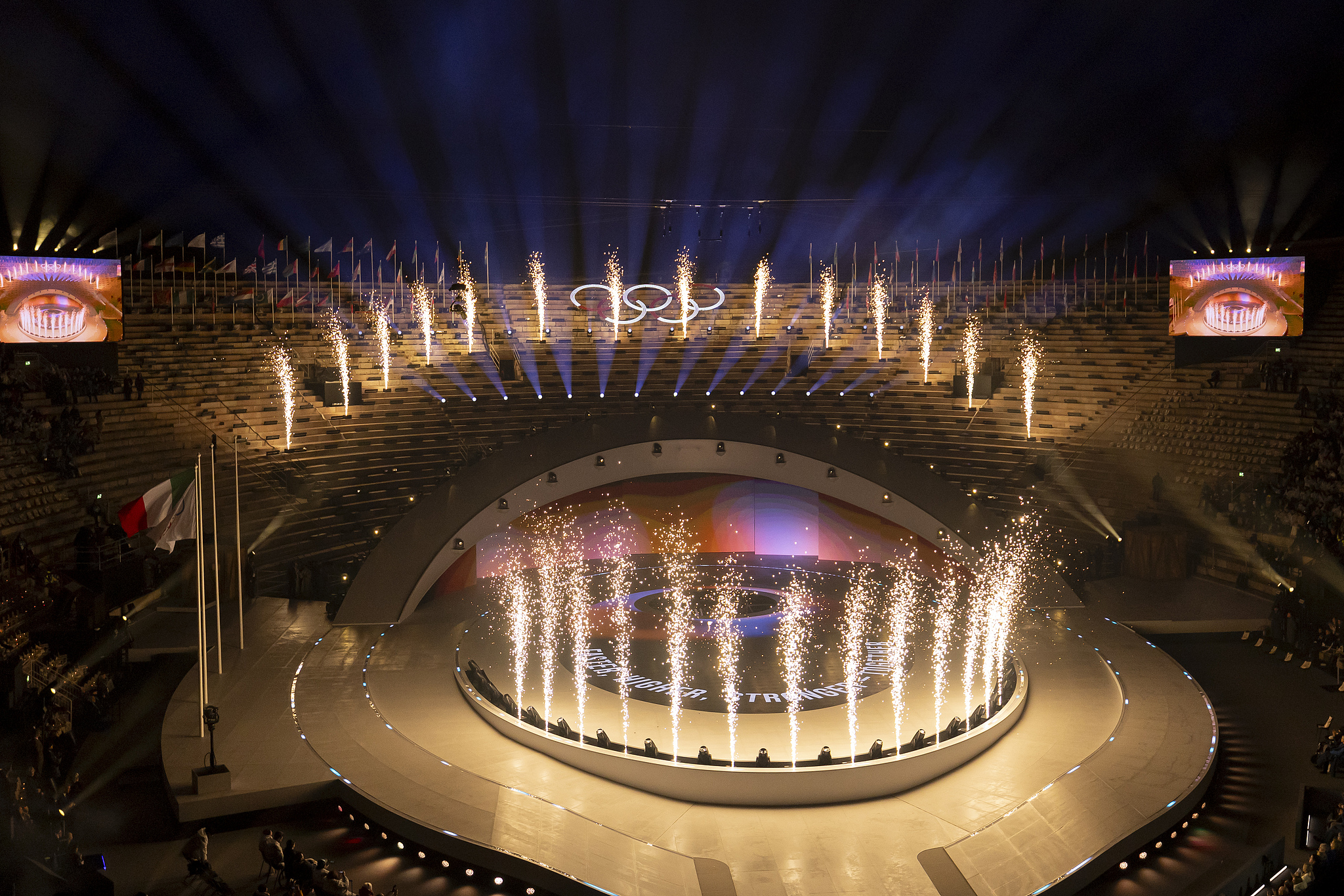 Des feux d'artifice illuminent le ciel lors de la cérémonie de clôture des Jeux Olympiques d'hiver de Milan Cortina 2026, à Vérone, en Italie, le 22 février 2026. /VCG