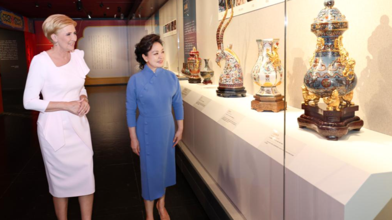 Peng Liyuan et l&rsquo;épouse du président polonais visitent le NCPA chinois