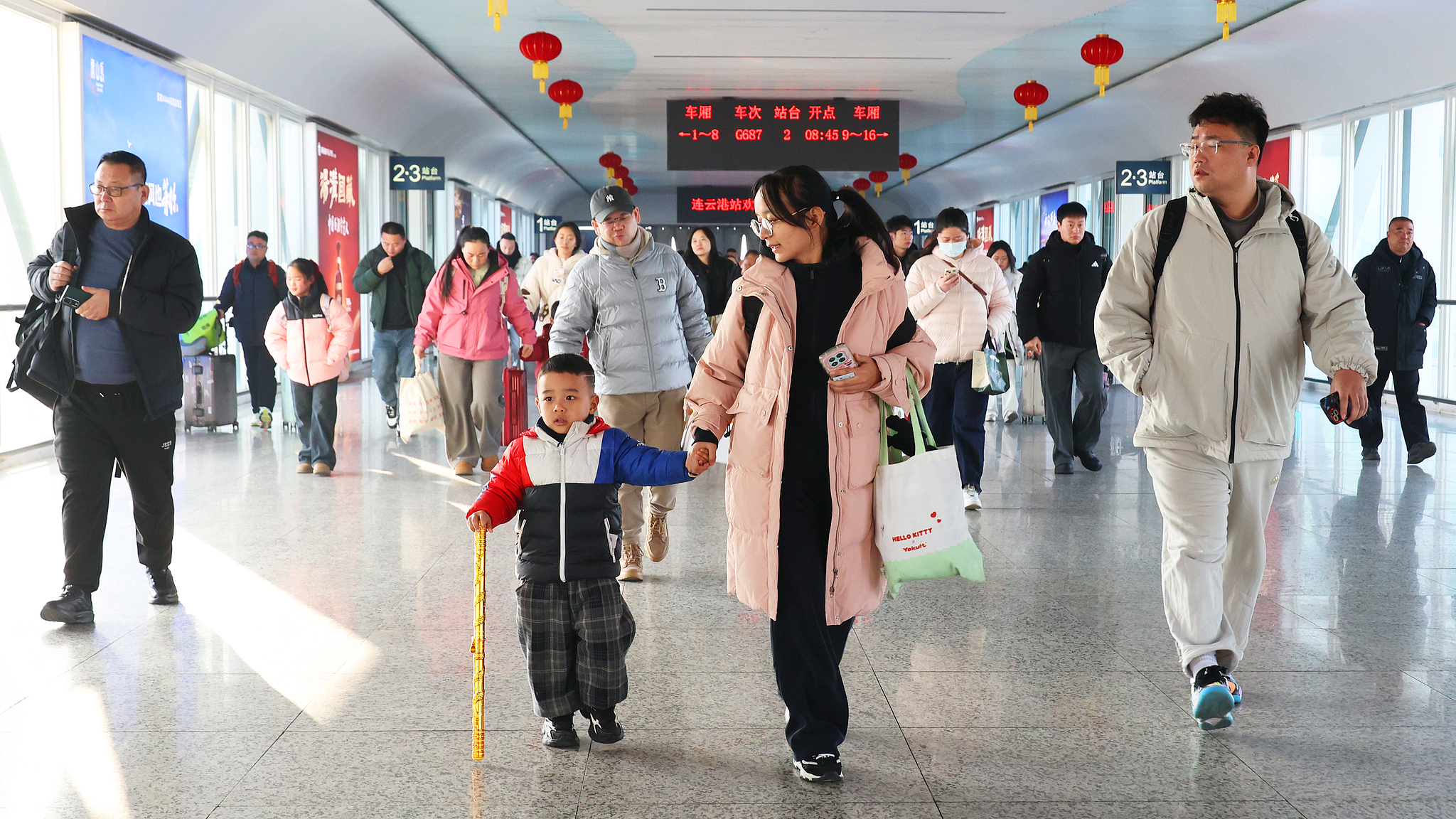 Des passagers traversent le viaduc de la gare de Lianyungang, à Lianyungang, dans la province du Jiangsu (est de la Chine), le 2 février 2026. /VCG