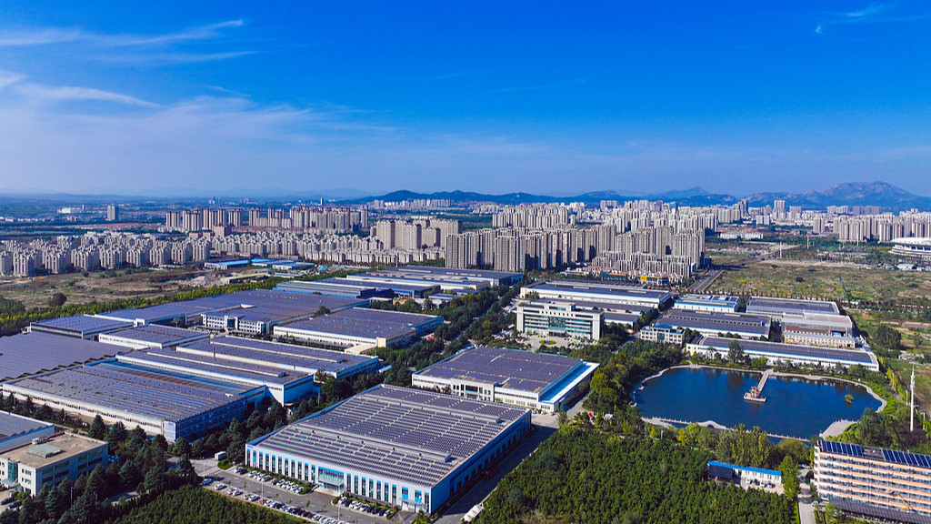 Des panneaux solaires soigneusement disposés sur les toits des usines d'un parc industriel, dans la ville de Rizhao, dans la province du Shandong (est de la Chine), le 22 octobre 2025. /VCG