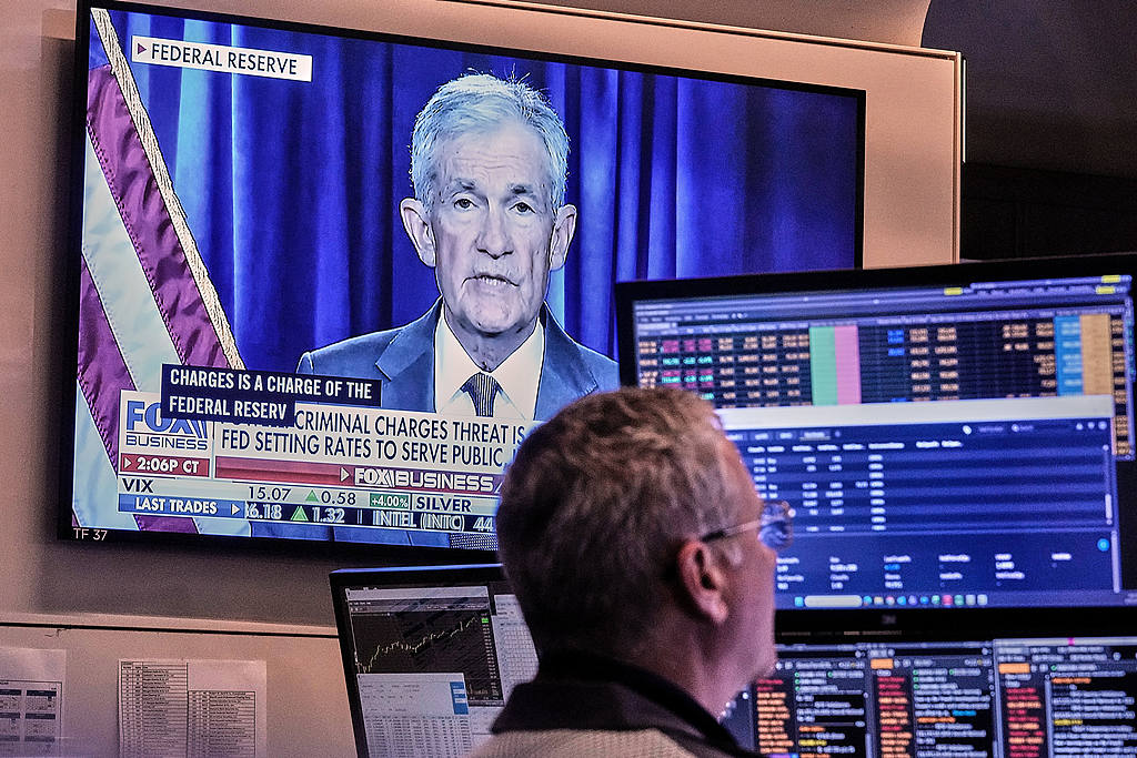Une vidéo du président de la Réserve fédérale, Jerome Powell, faisant sa déclaration sur les assignations à comparaître du DOJ, est diffusée sur un écran à la Bourse de New York, le 12 janvier 2026. Tous les principaux marchés américains ont glissé ce jour-là à la cloche d'ouverture, tandis que les rendements obligataires ont légèrement augmenté et la valeur du dollar américain a diminué. /VCG