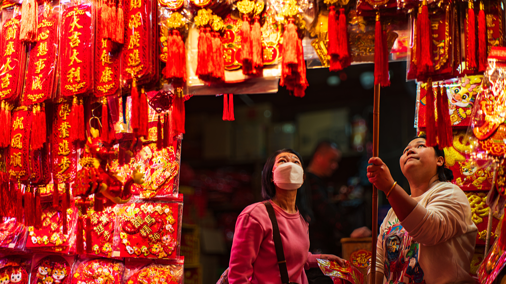 Des gens achètent des décorations pour la Fête du Printemps dans la ville de Zhuhai, province du Guangdong (sud de la Chine), le 30 janvier 2024. /CFP