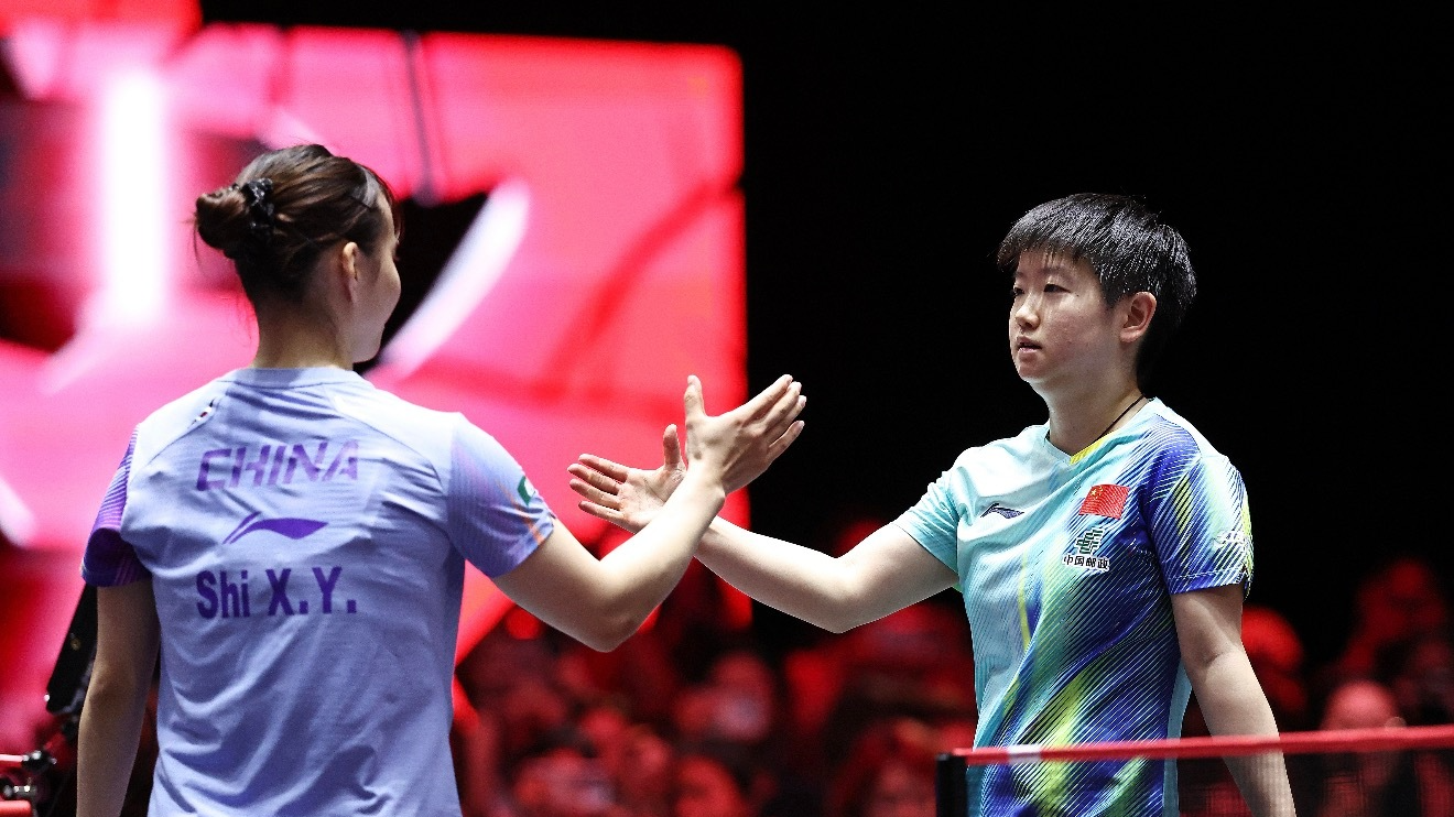 Sun Yignsha (à droite) et Shi Xunyao, de Chine, se serrent la main après leur huitième de finale féminine au WTT (World Table Tennis) Singapore Smash à Singapour, le 27 février 2026. /WTT