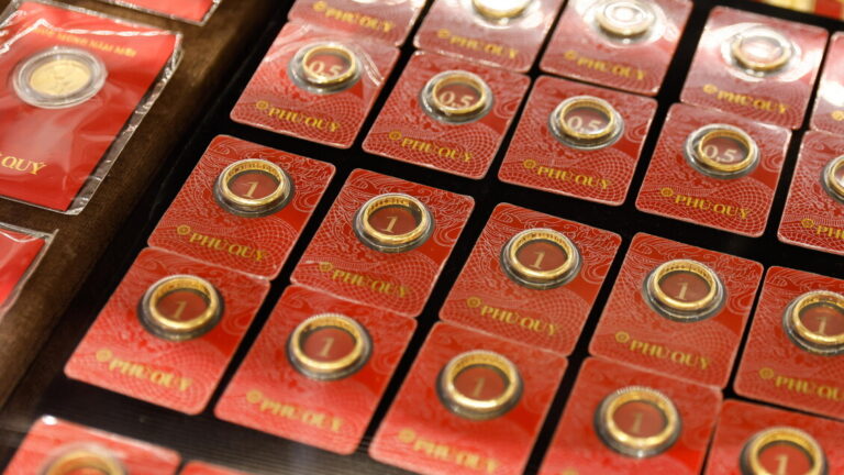 Vietnam, queues at jewelery shops for lucky gold despite record prices