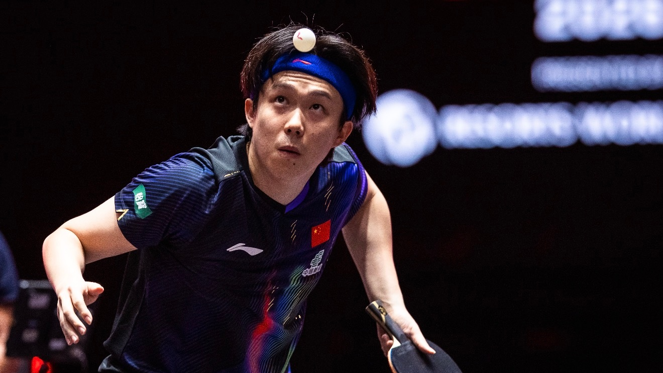 Le Chinois Wang Chuqin sert contre le Japonais Sunsuke Togami lors d'un deuxième tour de match masculin au WTT (World Table Tennis) Singapore Smash à Singapour, le 24 février 2026. /WTT Smash