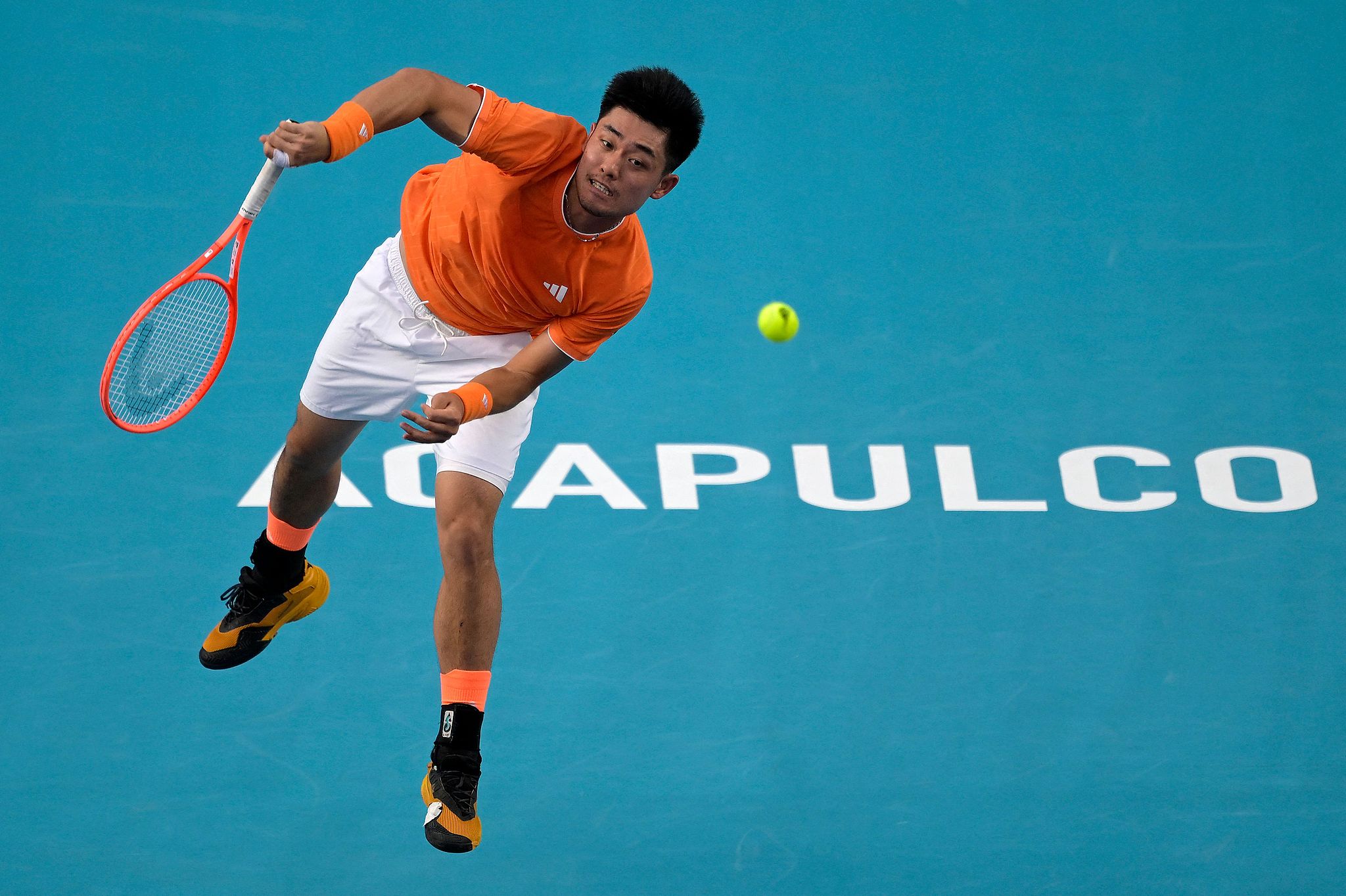Le Chinois Yibing Wu frappe un tir contre l'Italien Flavio Cobolli lors d'un match quart de finale masculin à l'ATP Mexican Open à l'Arena GNP Seguros à Acapulco, Mexique, le 26 février 2026. /VCG