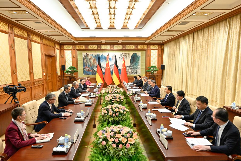 Le président chinois Xi Jinping rencontre le chancelier allemand Friedrich Merz, en visite officielle en Chine, à la maison d'hôtes d'État Diaoyutai à Pékin, capitale chinoise, le 25 février 2026. /Xinhua