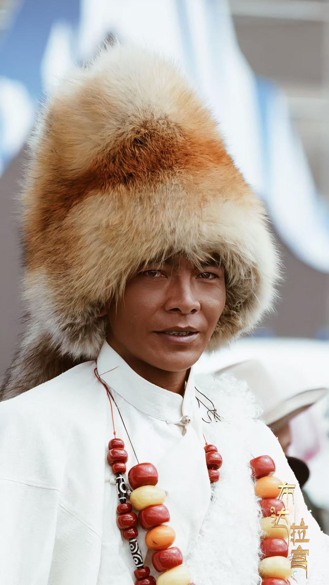 Un homme porte des costumes traditionnels dans le comté de Damxung, dans la région autonome de Xizang, dans le sud-ouest de la Chine. /CGTN