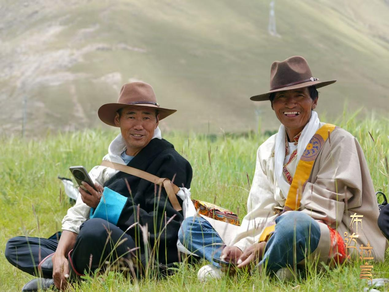 Les gens portent des costumes traditionnels lors de la fête des récoltes d'été dans le comté de Linzhou, au nord de Lhassa, dans la région autonome de Xizang (sud-ouest de la Chine). /CGTN