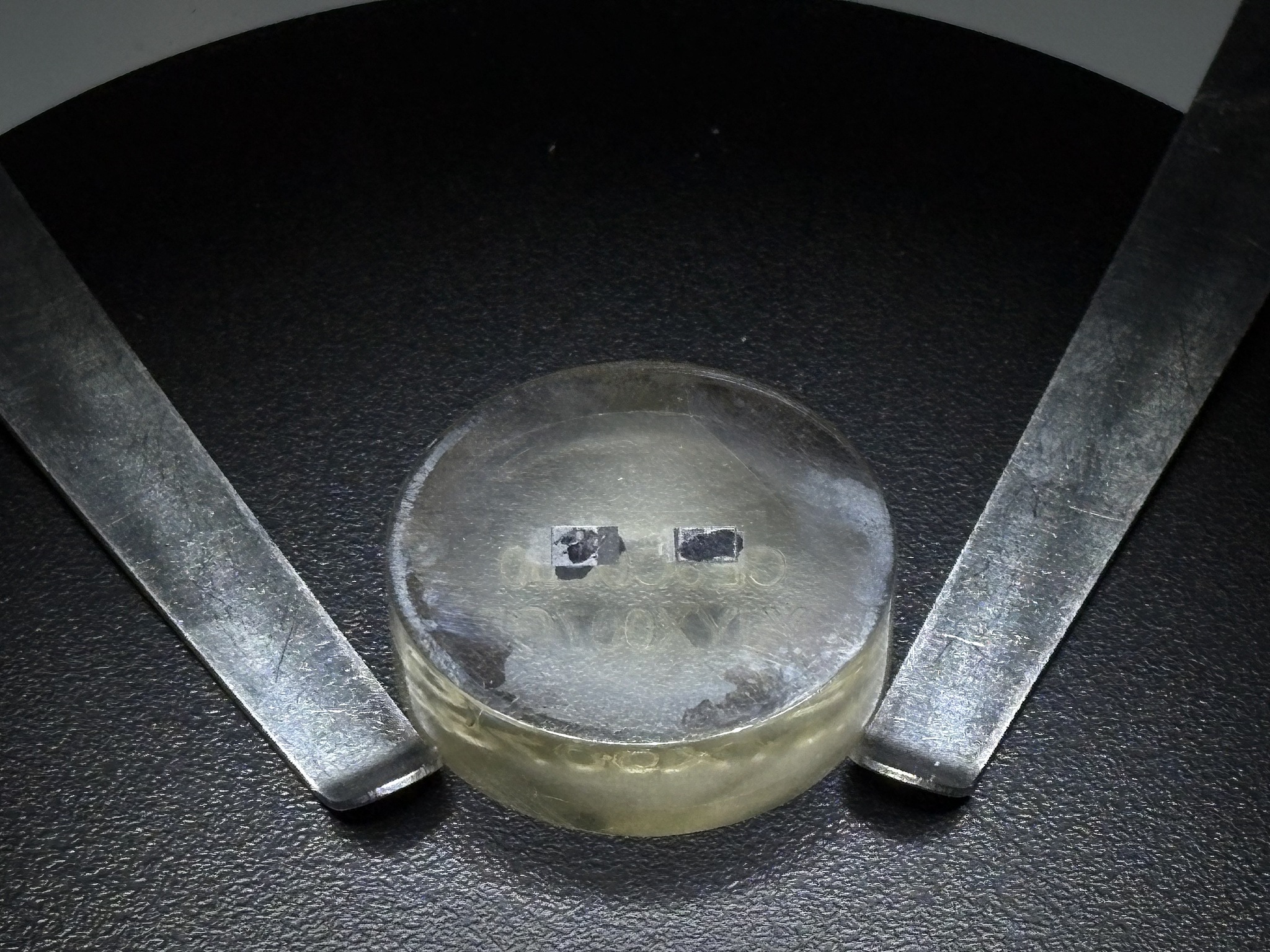 Morceaux d'échantillon lunaire de la mission Chang'e-5. /VCG