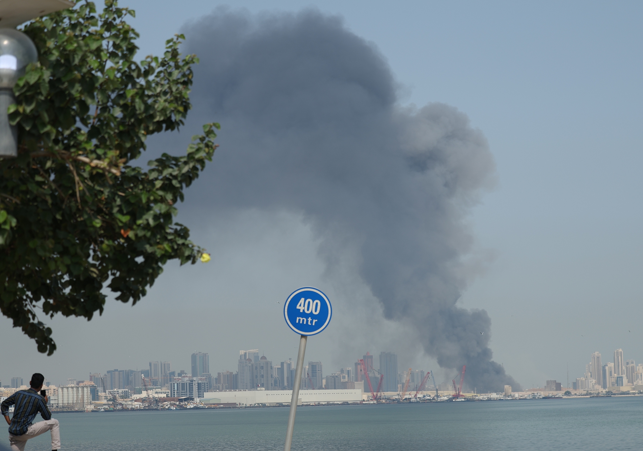 La fumée s'élève après que l'Iran a mené une frappe de missile sur le quartier général principal de la 5e flotte de la marine américaine à Manama en représailles aux attaques américano-israéliennes, à Bahreïn, le 28 février 2026. /VCG