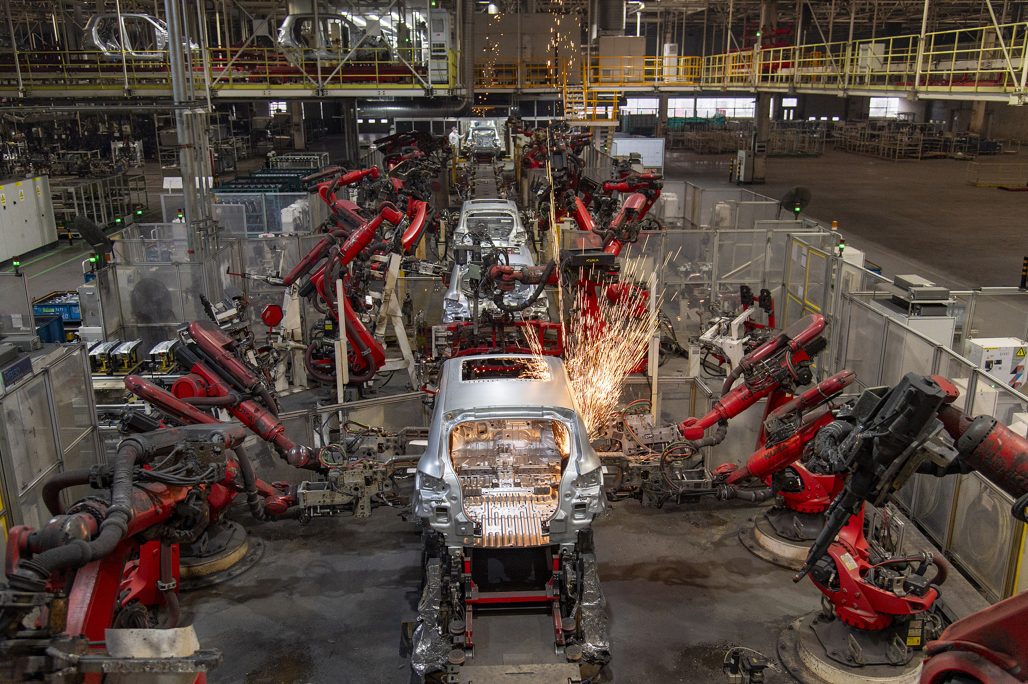 Des ouvriers assemblent des véhicules à énergie nouvelle dans une usine intelligente à Jinhua, dans la province du Zhejiang (est de la Chine), le 26 février 2026. /VCG