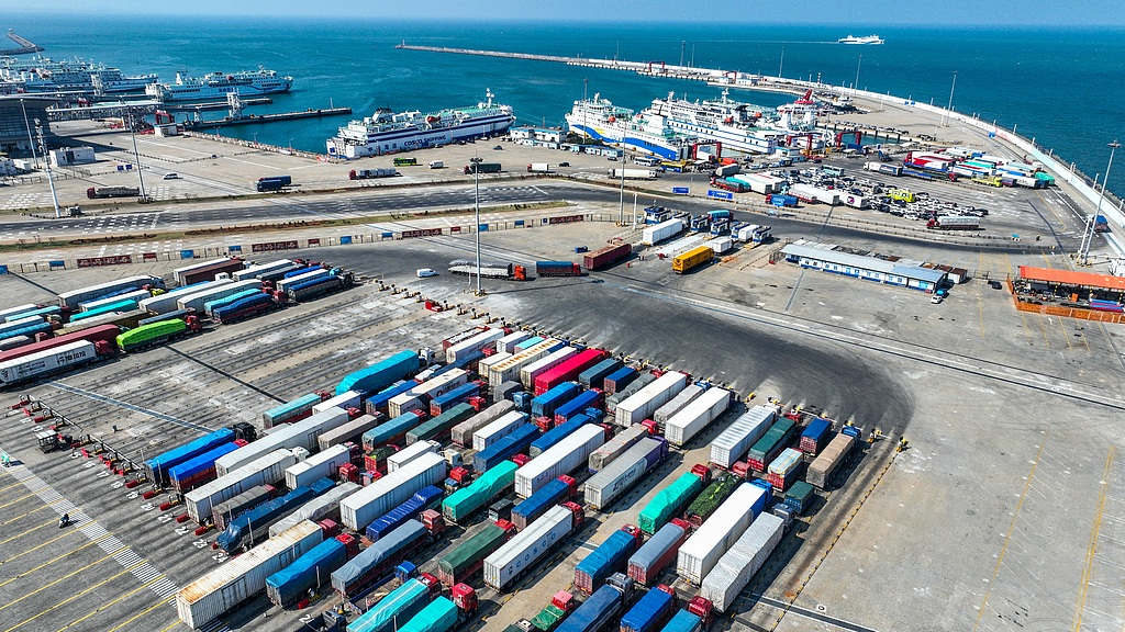 Une vue d'un terminal portuaire dans la ville de Haikou, dans la province de Hainan (sud de la Chine), le 2 février 2026. /VCG