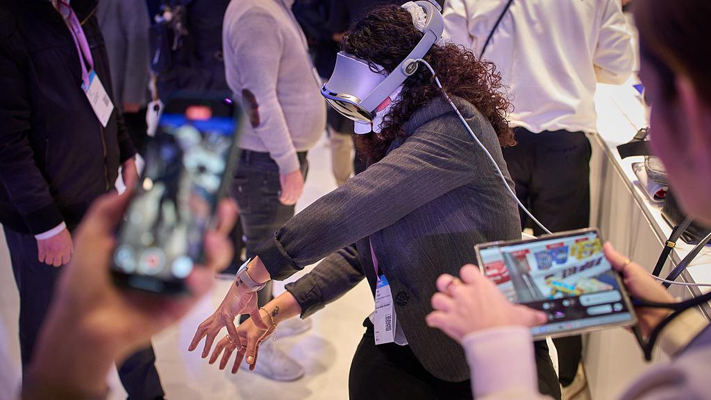 Un visiteur interagit avec des lunettes de réalité virtuelle Galaxy XR au salon sans fil MWC à Barcelone, Espagne, le 2 mars 2026. /VCG