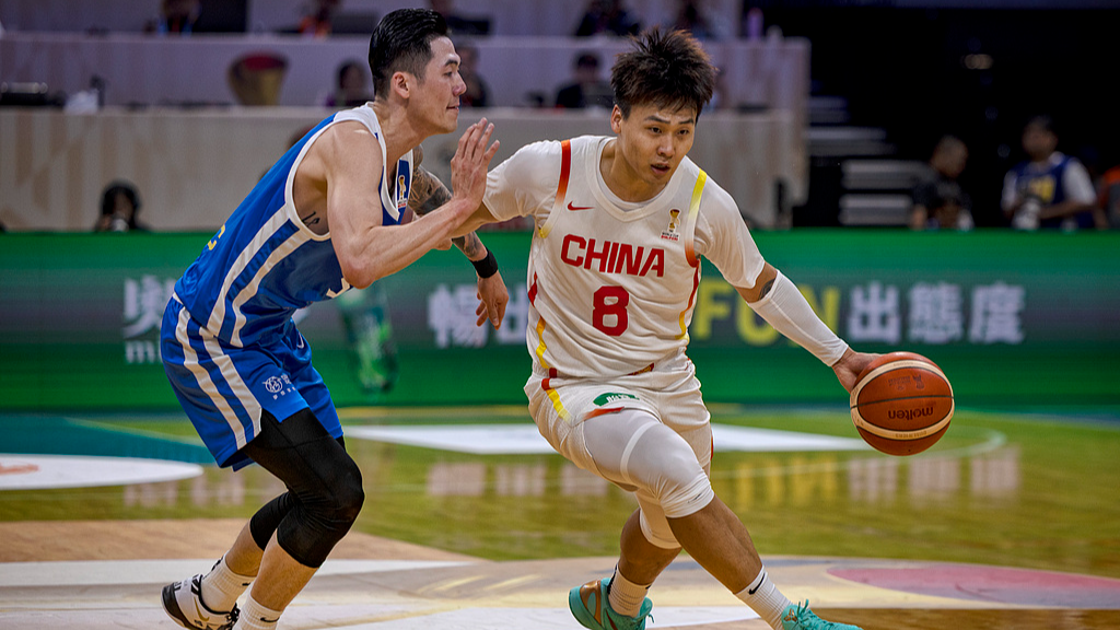 Le Chinois Zhao Rui (à droite) dribble contre le Taipei chinois lors d'un match du Groupe B asiatique lors des qualifications pour la Coupe du Monde FIBA ​​2027 au Mall of Asia Arena de Manille, Philippines, le 1er mars 2026. /CFP