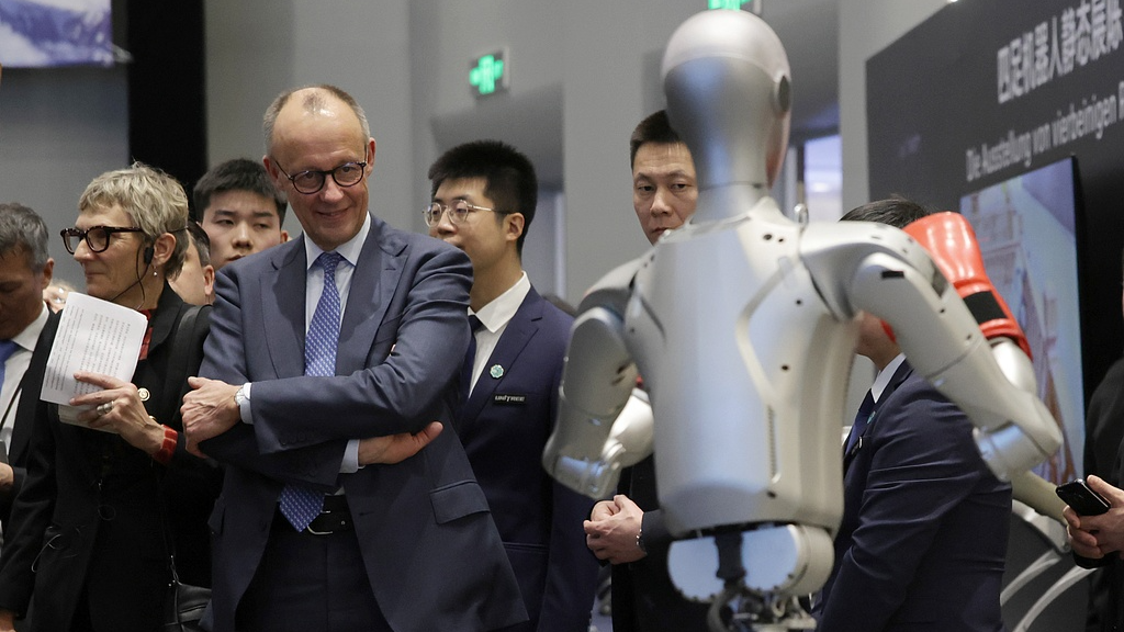 Le chancelier allemand Friedrich Merz assiste à une vitrine de boxe de robots humanoïdes au siège d'Unitree Robotics lors de sa visite officielle en Chine, à Hangzhou, le 26 février 2026. /VCG