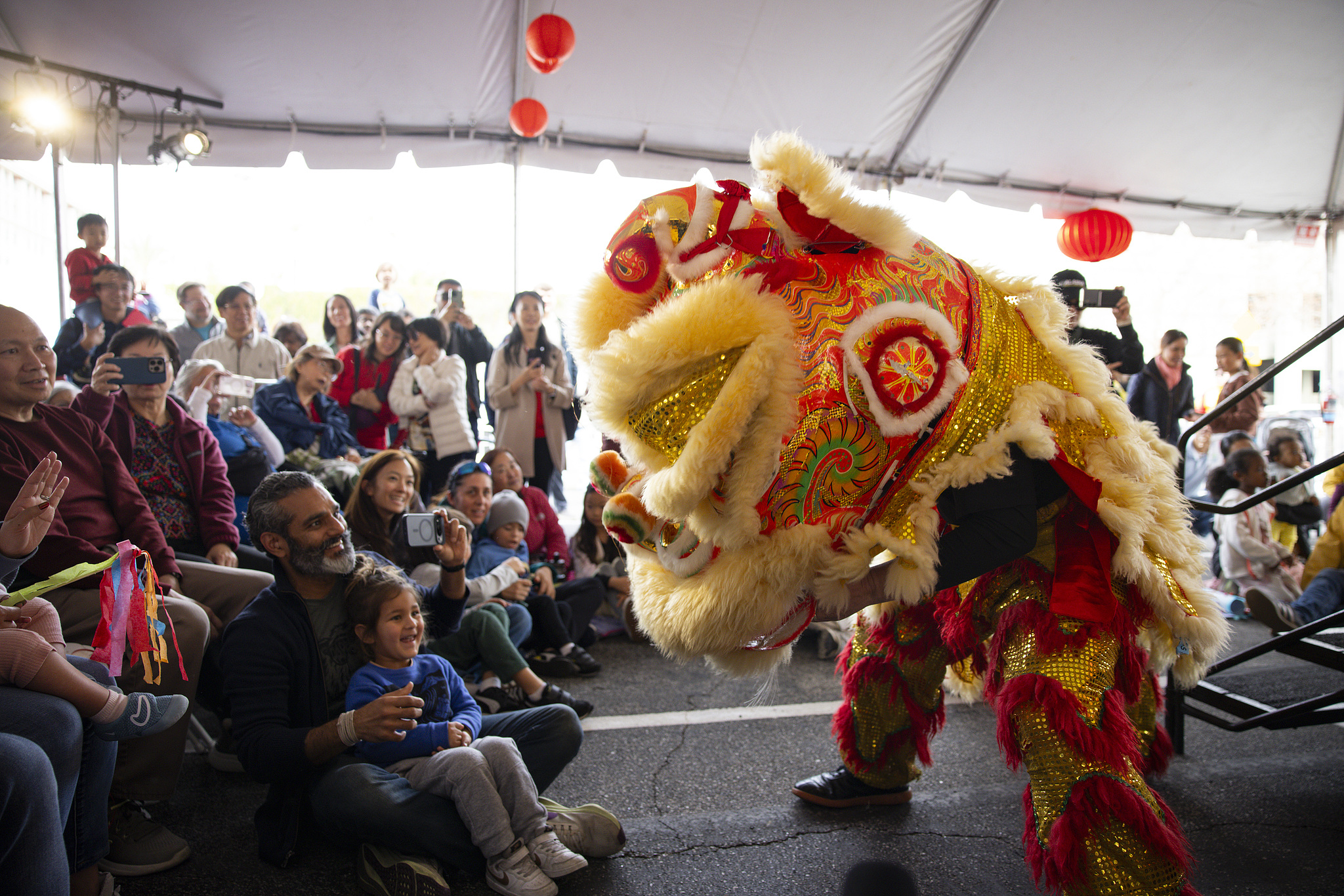 Les visiteurs applaudissent les danseurs du Lion lors du festival du Nouvel An lunaire de l'Université de Californie du Sud au USC Pacific Asia Museum à Pasadena, Californie, le 15 février 2026. /CFP