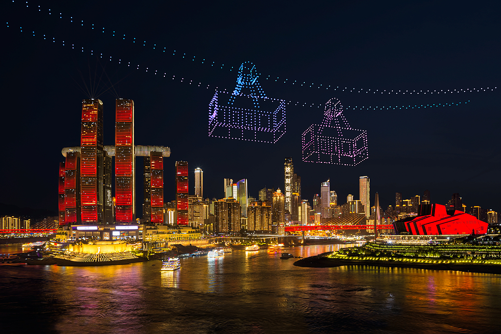 Un spectacle de drones recrée le téléphérique traversant la rivière à Chongqing. /VCG