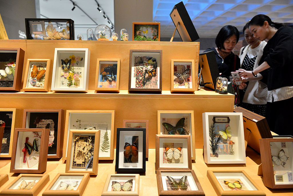 Une succursale de la librairie Xinhua à Fuzhou expose de vieilles photos de Fuzhou aux côtés de l'artisanat traditionnel, le 26 avril 2024. /VCG