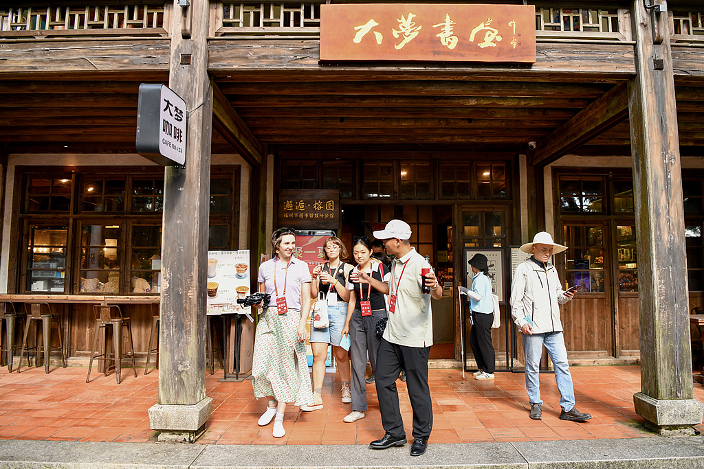 Des jeunes chinois et américains visitent la librairie Dameng dans la zone panoramique de Kuling à Fuzhou, province du Fujian, le 24 juin 2024. /VCG
