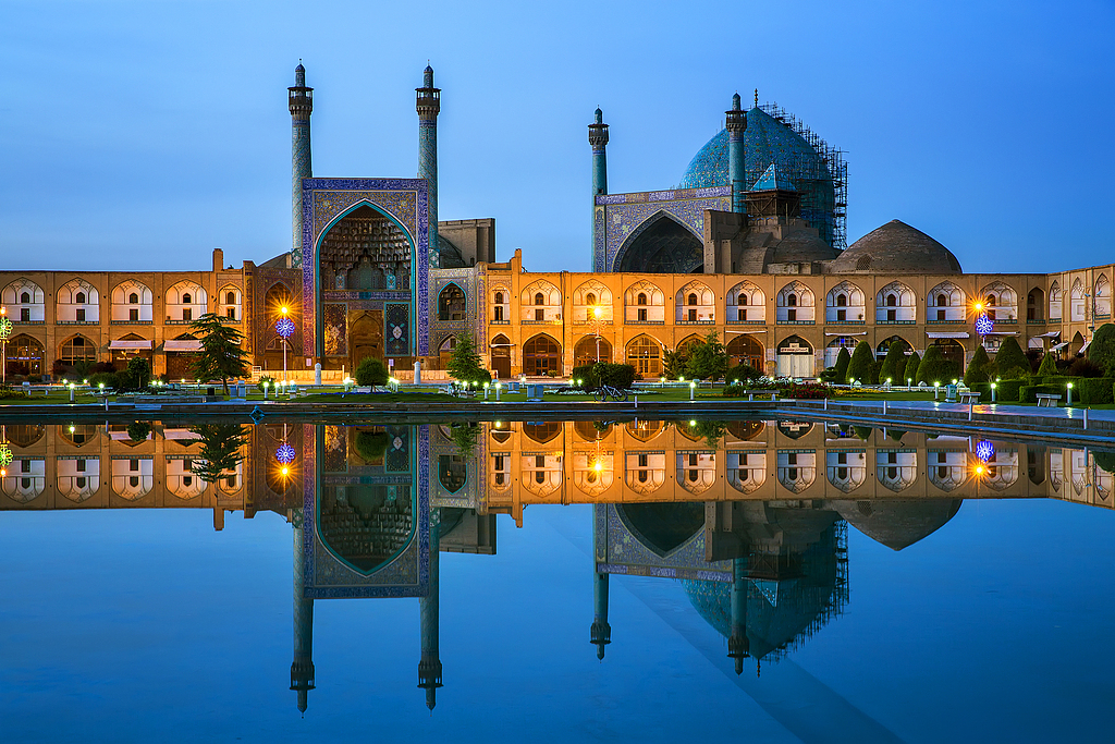 Une section de la place Imam est représentée avec son reflet à Ispahan, en Iran. /VCG