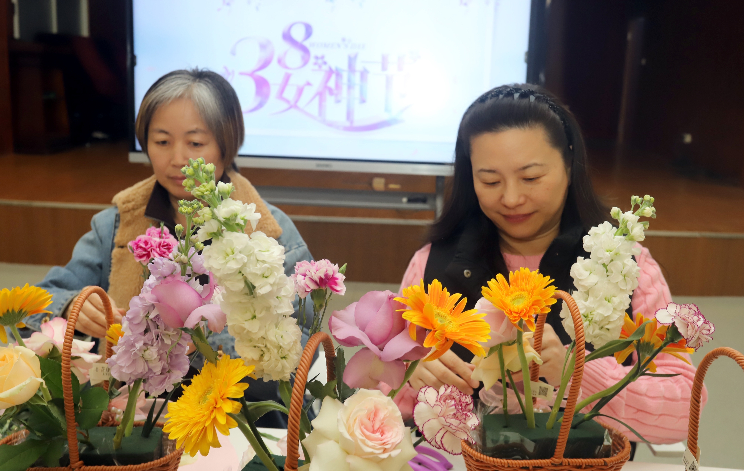 Deux enseignantes apprennent l'art traditionnel de la composition florale à Suzhou, dans la province du Jiangsu, le 6 mars 2026. /IC