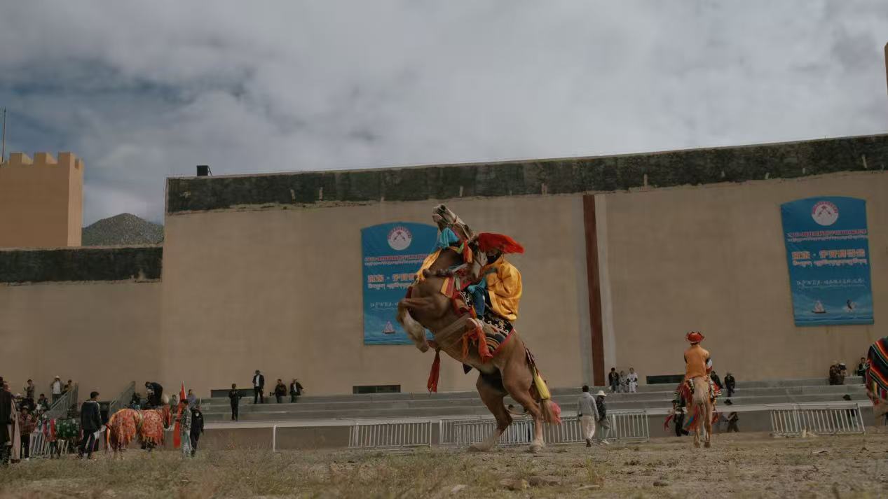 Un cavalier se produit lors d'un spectacle équestre célébrant le Nouvel An tibétain à Lhassa, dans la région autonome de Xizang, dans le sud-ouest de la Chine. /CGTN