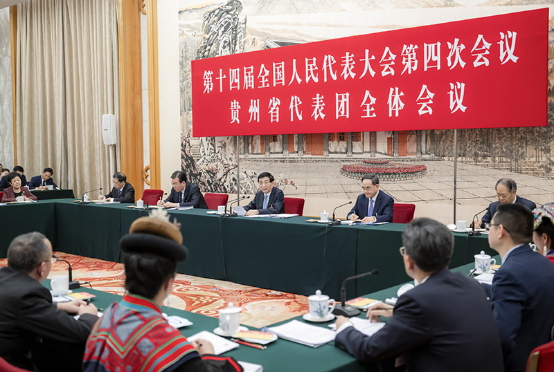 Wang Huning, membre du Comité permanent du Bureau politique du Comité central du Parti communiste chinois et président du Comité national de la Conférence consultative politique du peuple chinois, se joint aux députés de la délégation de la province du Guizhou pour délibérer sur le rapport d'activité du gouvernement lors de la quatrième session de la 14e Assemblée populaire nationale à Beijing, capitale de Chine, le 5 mars 2026. /Xinhua