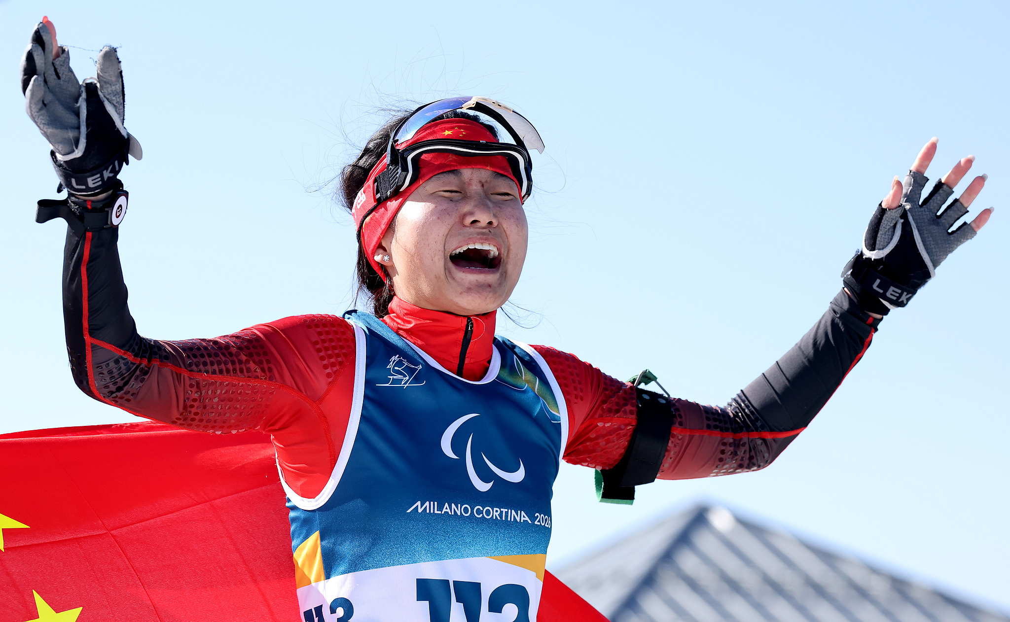 Wang Yue, de Chine, célèbre après avoir remporté la médaille d'or du sprint féminin en biathlon pour malvoyants aux Jeux paralympiques d'hiver de Milan Cortina 2026 à Val di Fiemme, en Italie, le 7 mars 2026. /VCG