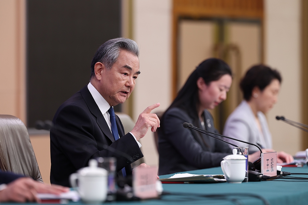 Le ministre chinois des Affaires étrangères Wang Yi assiste à une conférence de presse sur la politique étrangère et les relations extérieures de la Chine en marge de la quatrième session de la 14e Assemblée populaire nationale à Pékin, en Chine, le 8 mars 2026. /VCG