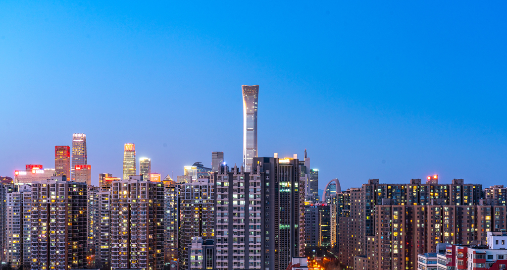 Le quartier du CBD de Pékin et les immeubles résidentiels de grande hauteur illuminent les toits de la ville, Chine, le 7 février 2026. /VCG