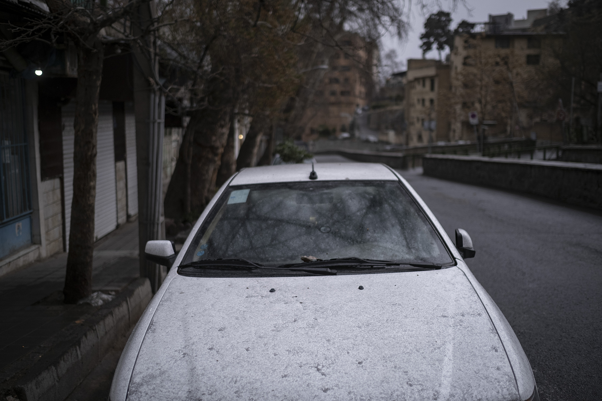 Un véhicule est couvert de résidus de suie d'huile provenant des installations de stockage de pétrole de Téhéran, qui ont été touchées lors des frappes militaires américano-israéliennes, Téhéran, Iran, le 8 mars 2026. /VCG