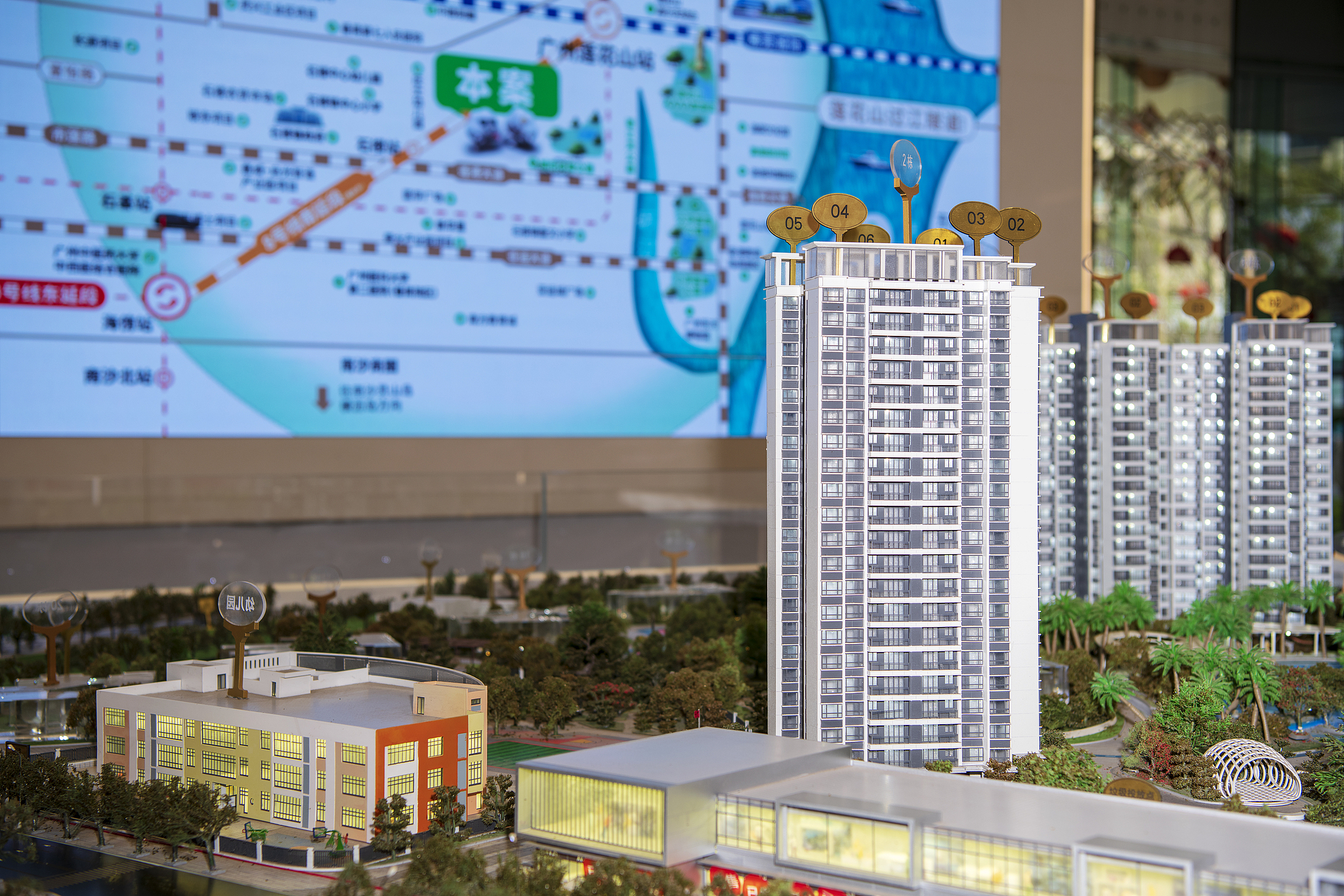 Un modèle exposé dans un centre de vente de projets immobiliers à Guangzhou, le 7 février 2026. /VCG