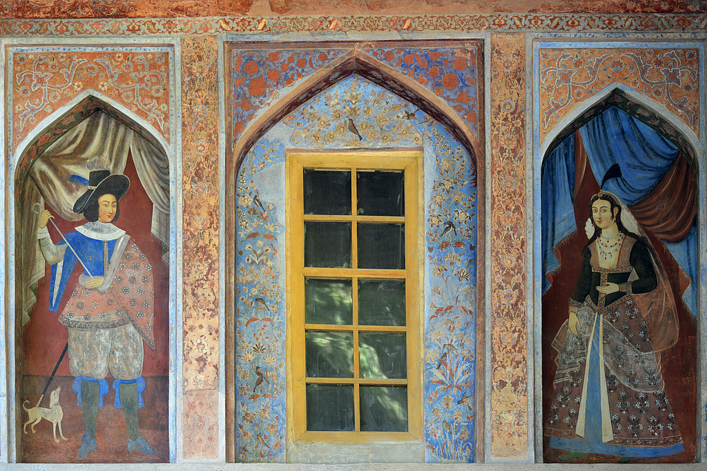 Peintures extérieures sur l'historique Chehel Sotoun à Ispahan, Iran /VCG