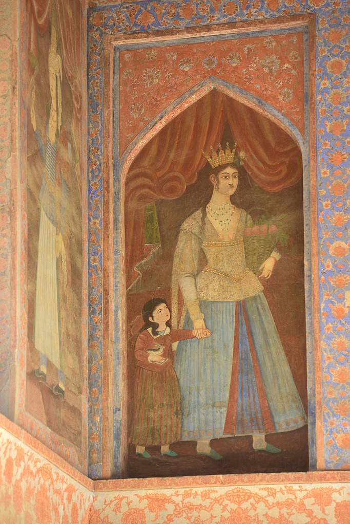 Peintures extérieures sur l'historique Chehel Sotoun à Ispahan, Iran /VCG