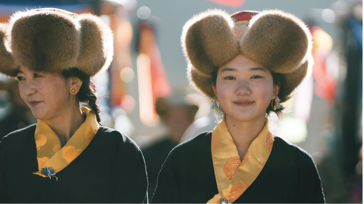 Les habitants vêtus de costumes ethniques traditionnels participent à la 