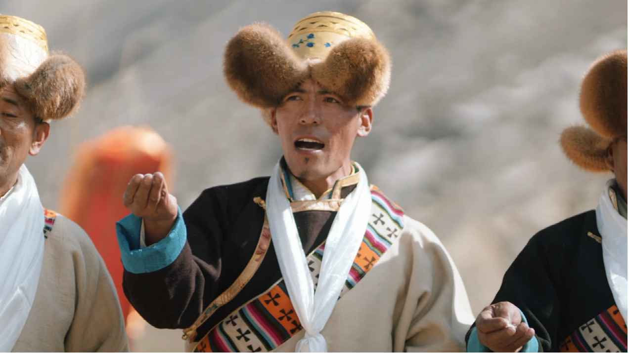 Les habitants vêtus de costumes ethniques traditionnels participent à la 