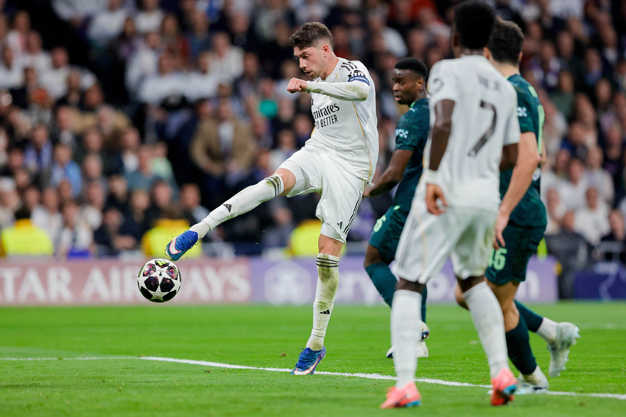 Federico Valverde (au centre) du Real Madrid tire pour marquer un but lors du match aller des huitièmes de finale de la Ligue des champions de l'UEFA contre Manchester City au stade Bernabeu de Madrid, Espagne, le 11 mars 2026. /VCG